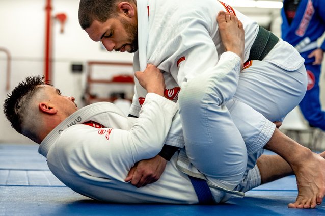 Prof. Seidler Rodrigo practicing BJJ with a male student at Gracie Barra Riverton